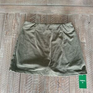 NWT HALARA Corduroy Lightweight Skirt/skort Sz Med/Small Green